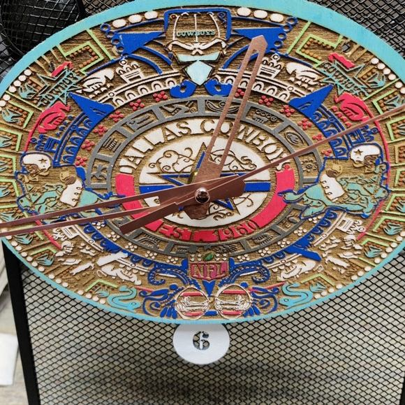 Dallas. Cowboys Aztec calendar clock - Picture 4 of 7